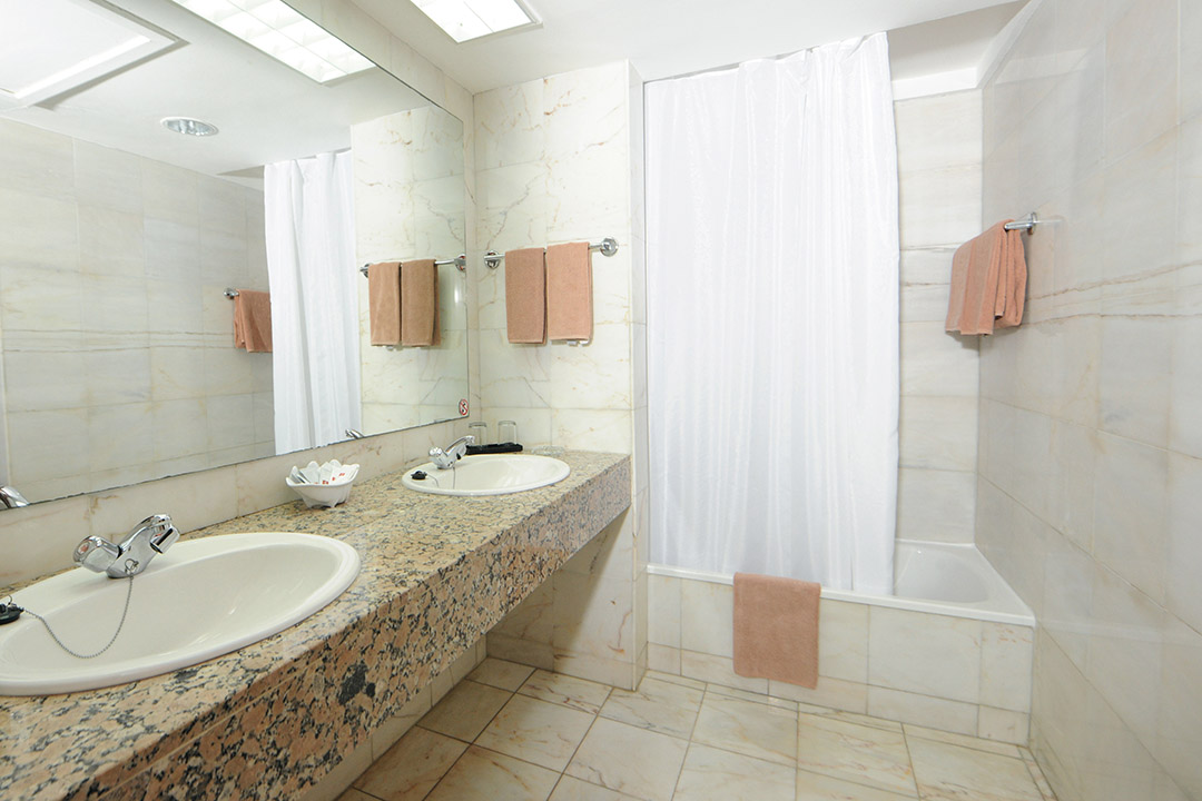 007_alta_playabachata Baño.jpg